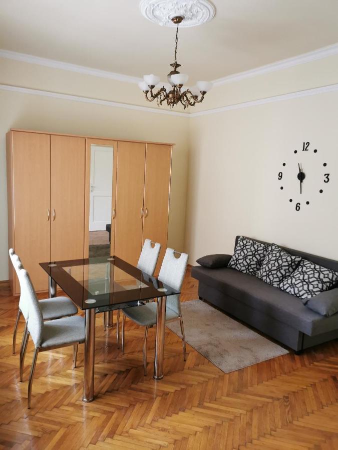 Varalja Vendeghaz Tata Exterior foto