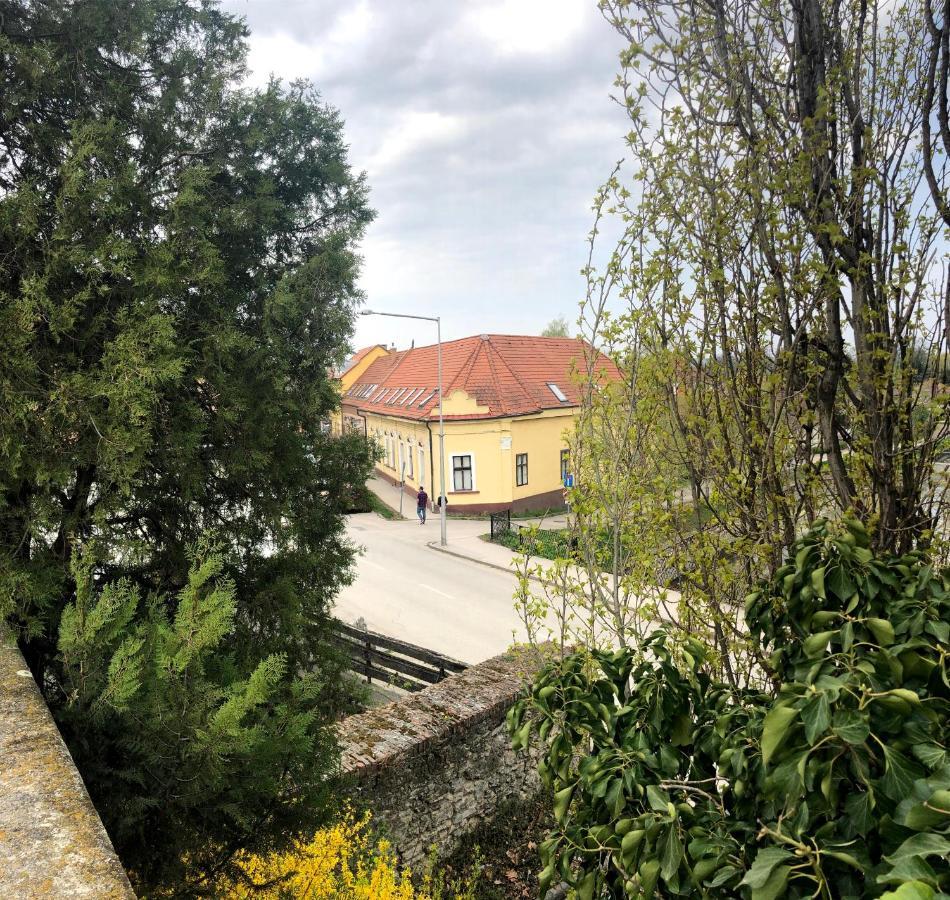 Varalja Vendeghaz Tata Exterior foto