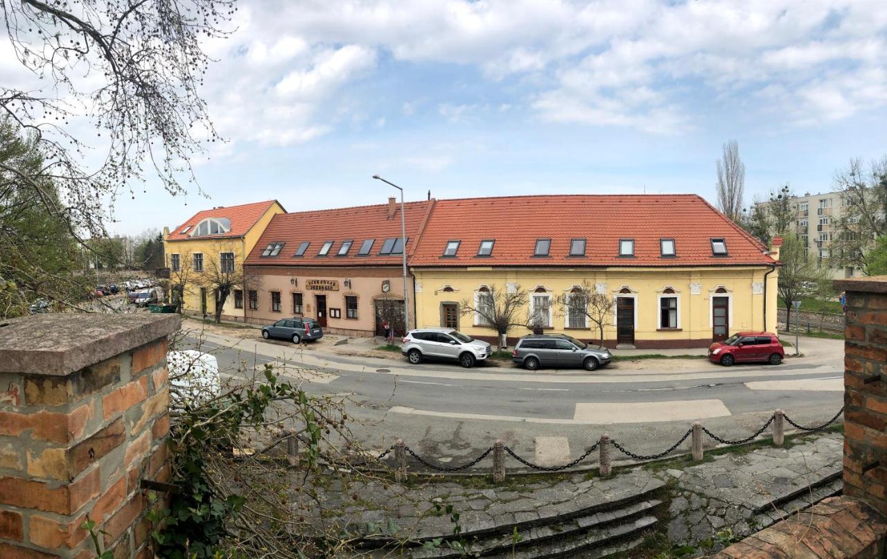 Varalja Vendeghaz Tata Exterior foto