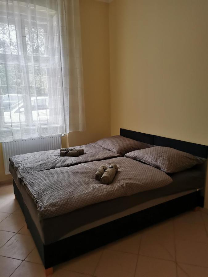 Varalja Vendeghaz Tata Exterior foto