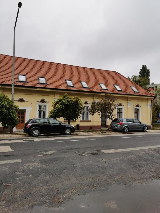 Varalja Vendeghaz Tata Exterior foto