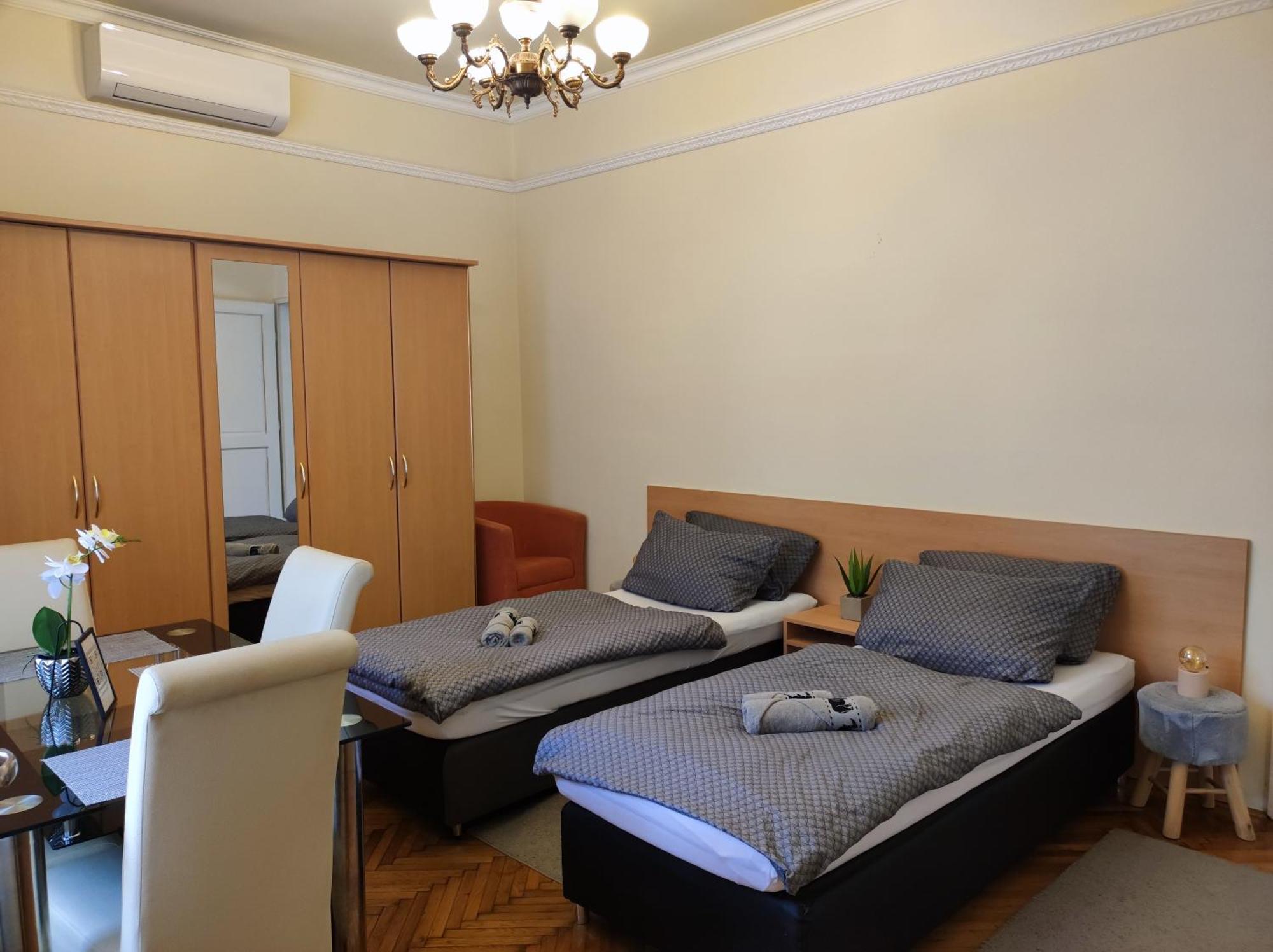 Varalja Vendeghaz Tata Exterior foto