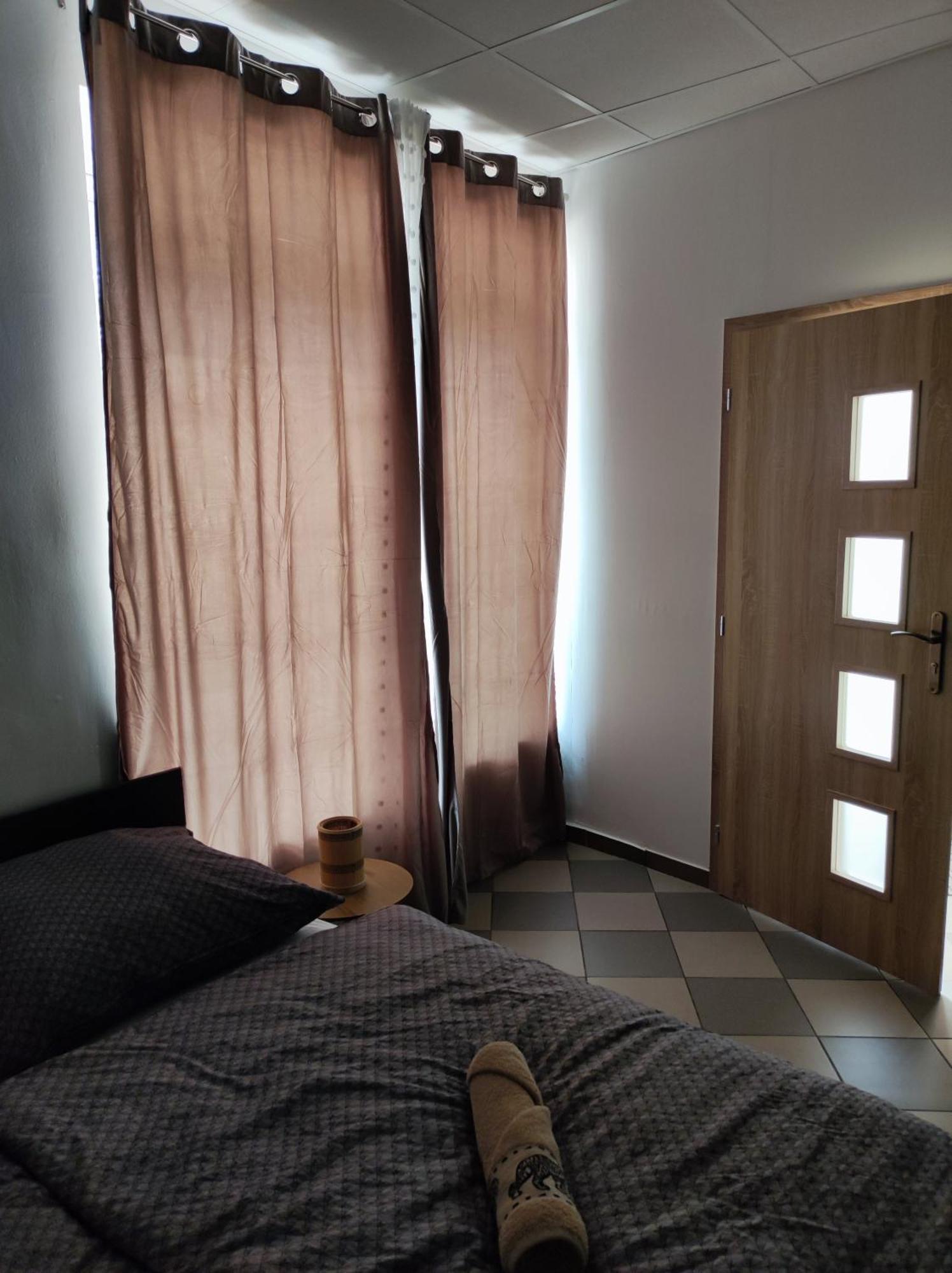 Varalja Vendeghaz Tata Exterior foto