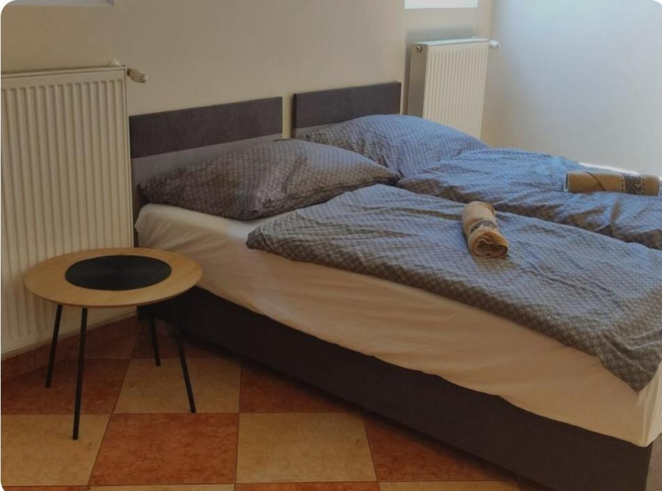 Varalja Vendeghaz Tata Exterior foto