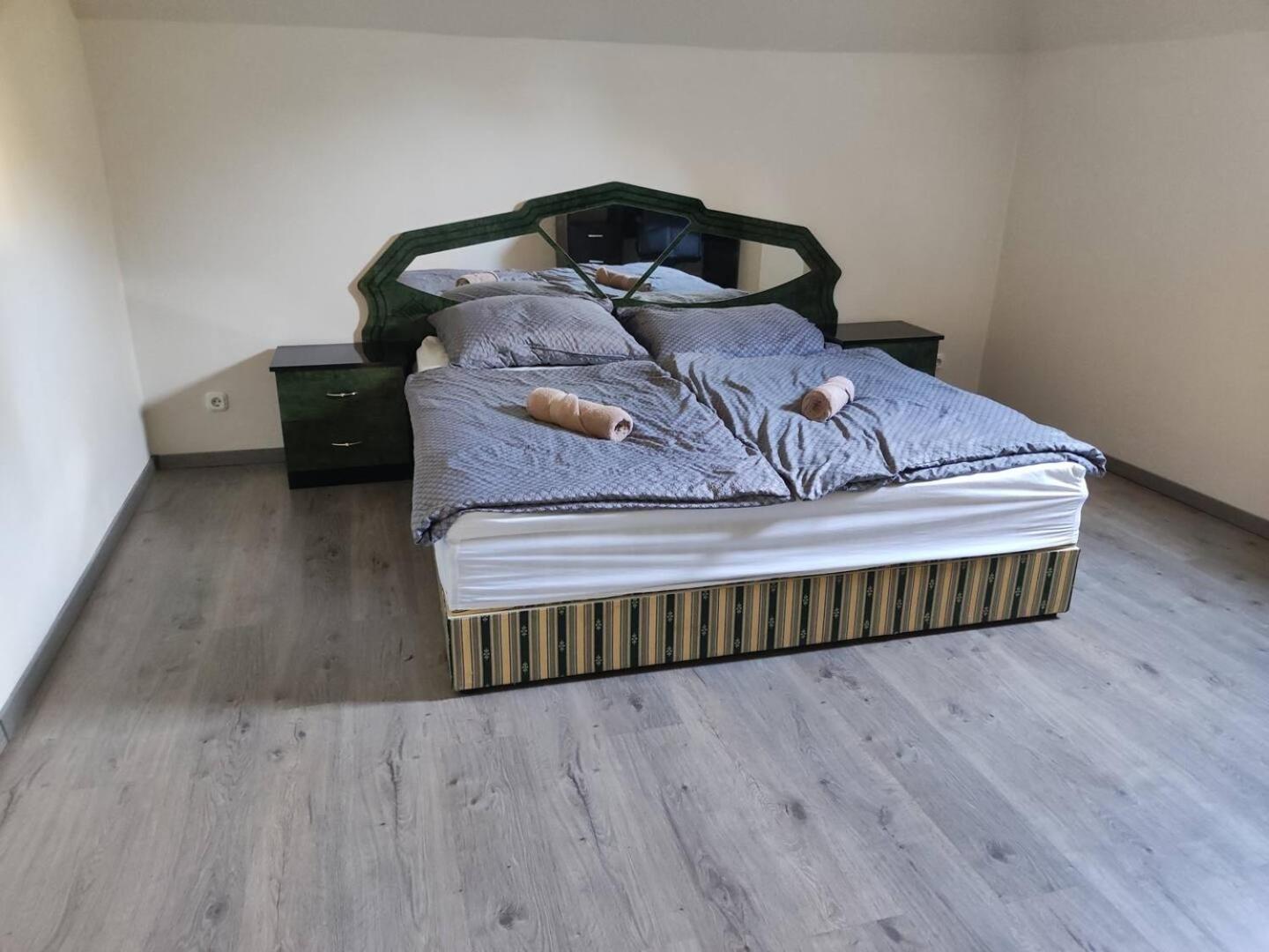 Varalja Vendeghaz Tata Exterior foto