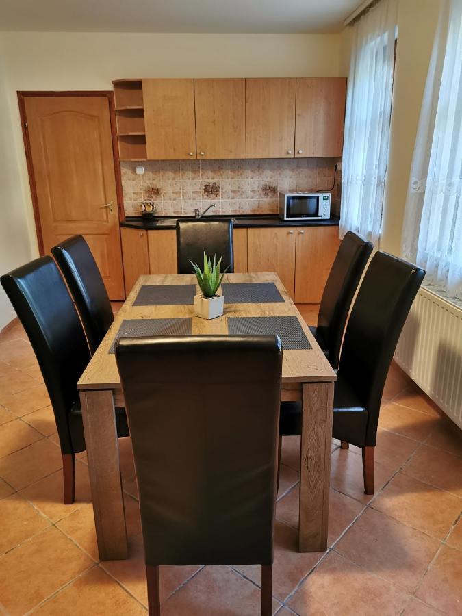Varalja Vendeghaz Tata Exterior foto