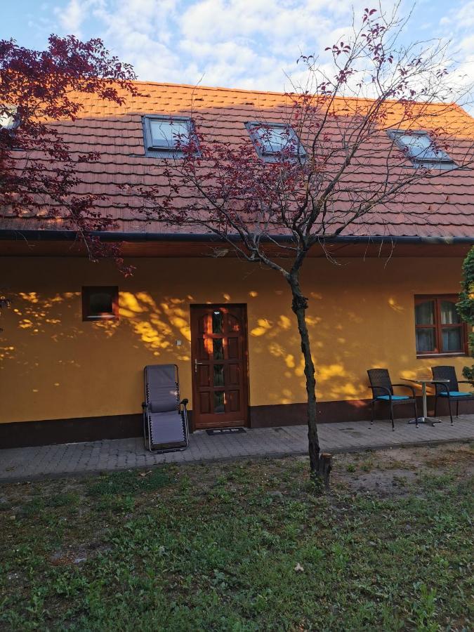 Varalja Vendeghaz Tata Exterior foto